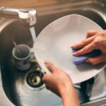Cómo se gasta más agua lavando a mano o en lavadora