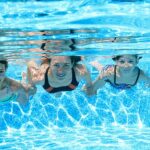 ¿Qué beneficios tiene bañarse en la piscina?