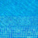 ¿Qué hacer para que el agua de la piscina se vea azul?